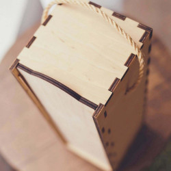 Друк на дерев'яному коробі для пляшки