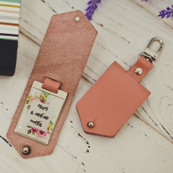 Брелок шкіряний під лінзою Мам я люблю тебе Брелок шкіряний під лінзою Мам я люблю тебе