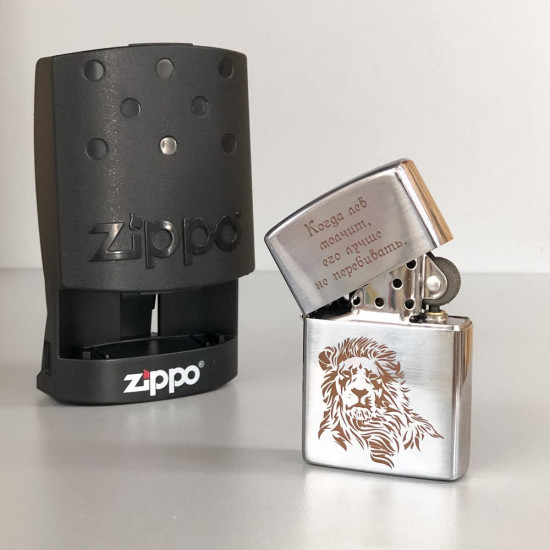  Запальничка Zippo з гравіюванням Лев